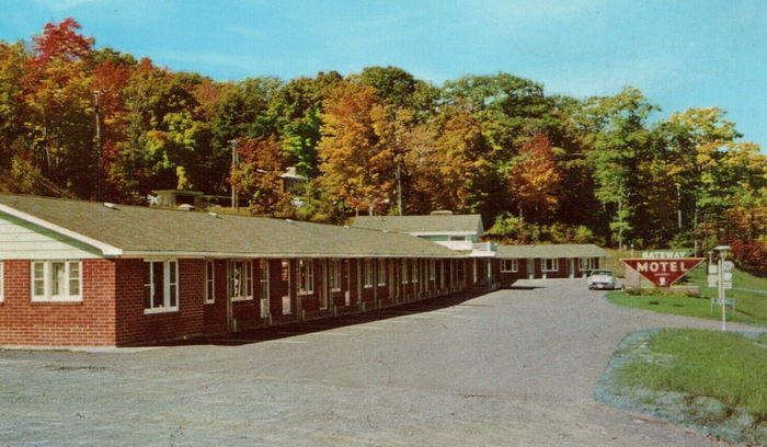 Gateway Motel - Old Postcard (newer photo)